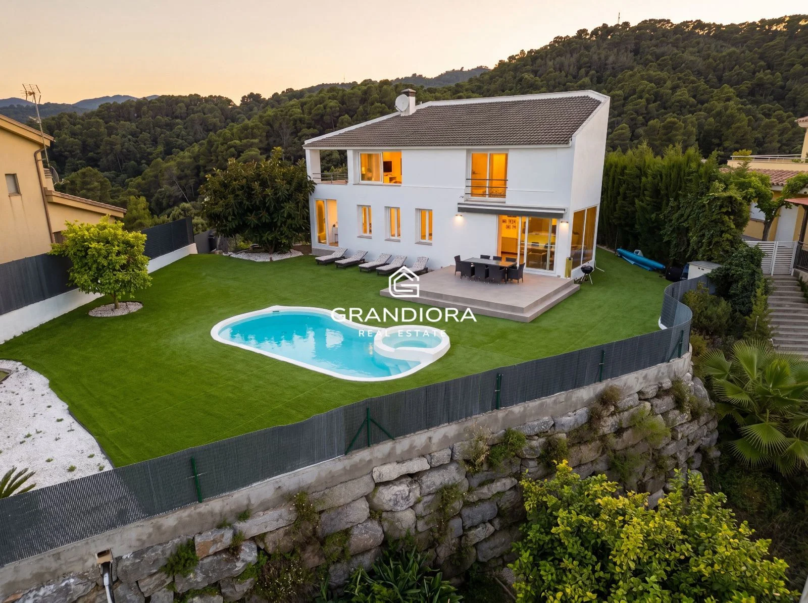 Tourist-licensed villa with heated pool