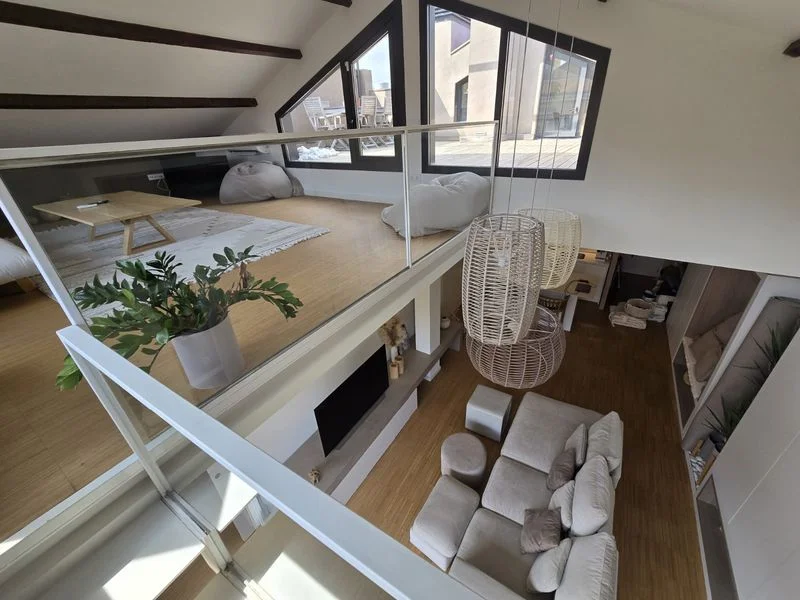 Three-bedroom duplex penthouse near sea