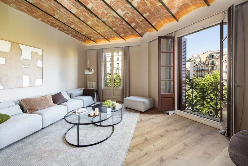 Renovated Eixample flat, four bedrooms