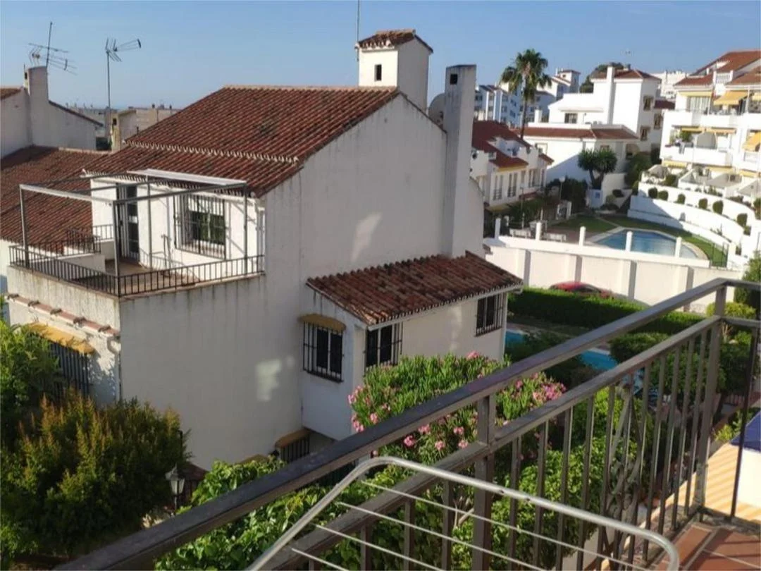 Spacious Montemar townhouse, four levels