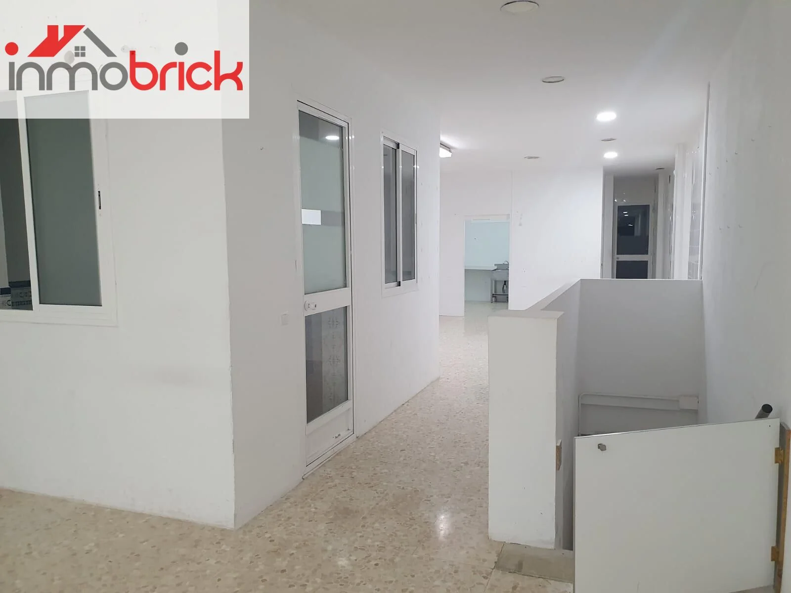 Lucena commercial unit with conversion potential