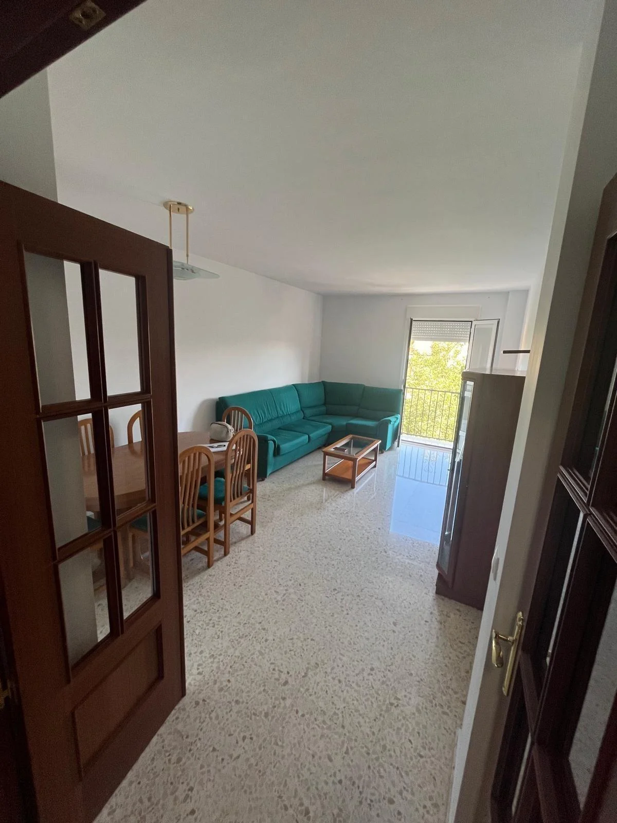Piso luminoso de tres dormitorios en Aguilar
