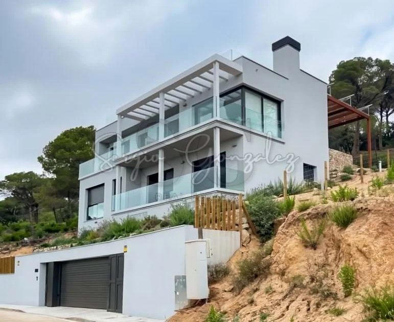 New-build villa with private pool
