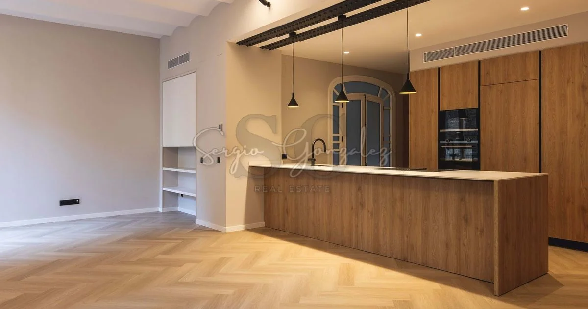 Rehabilitated Gothic flat, three bedrooms