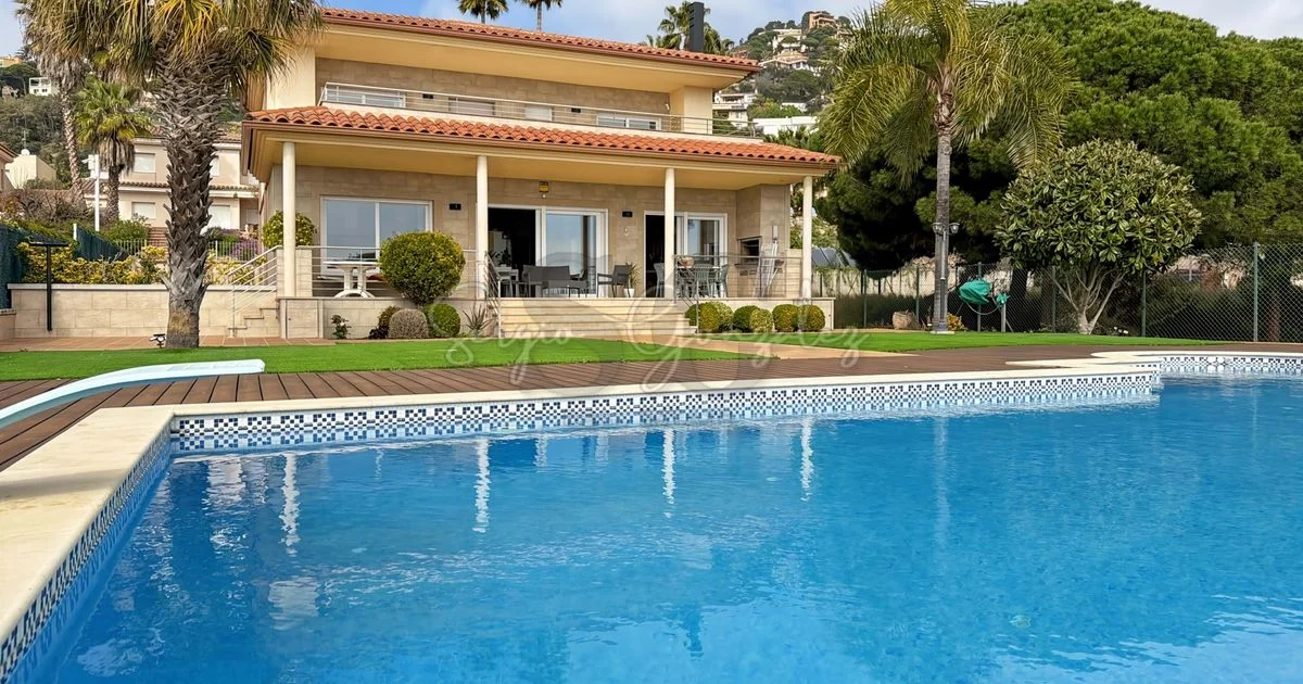 Spacious Lloret villa with sea views