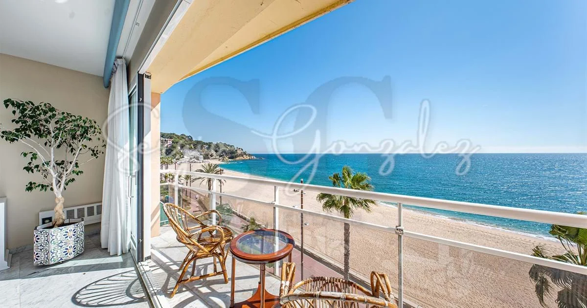 Seafront five-bedroom flat in Lloret