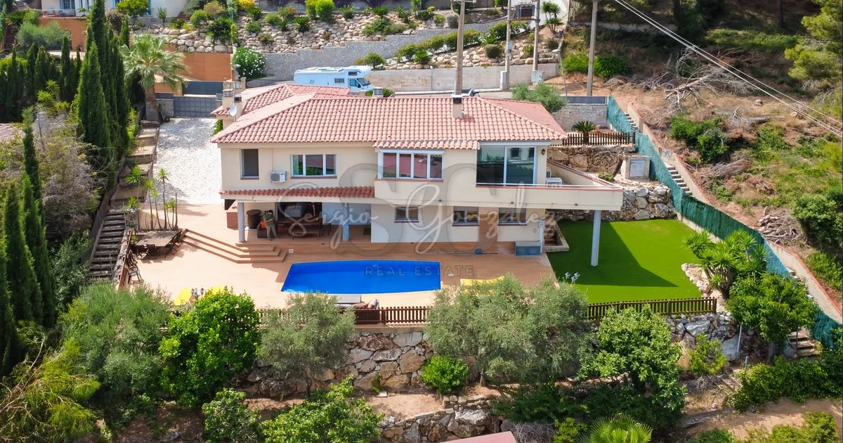 Six-bedroom villa with sea views