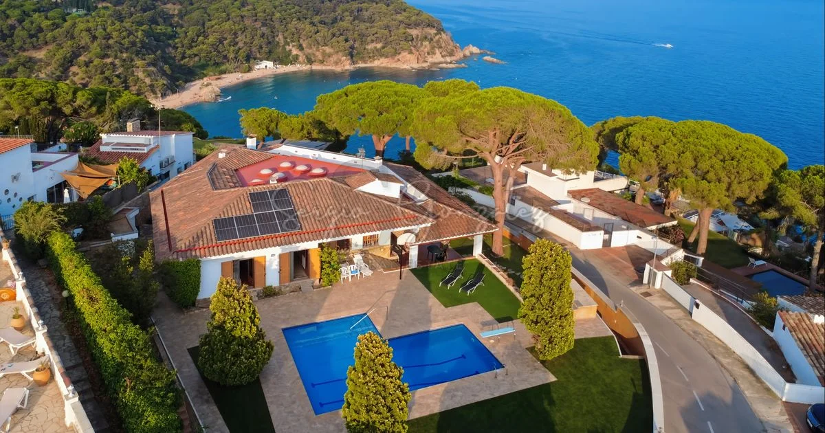 Sea-view villa with pool in Canyelles