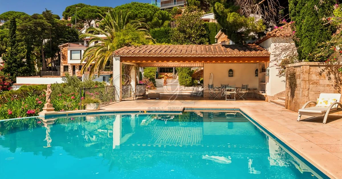 Seafront Lloret villa, seven bedrooms