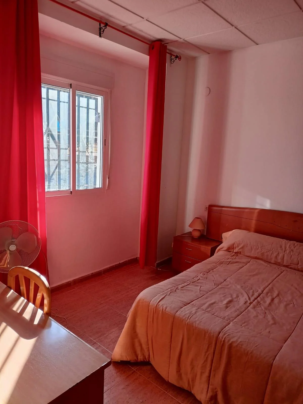 Chalet de cuatro habitaciones cerca de universidad