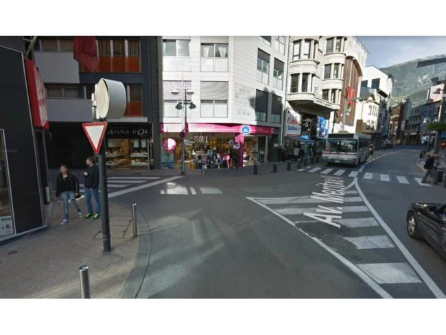 Tenanted 132 m² retail unit in centre