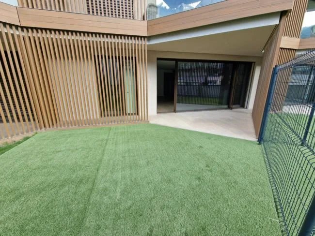 Piso de lujo en planta baja con jardín privado