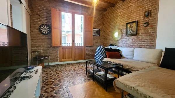 Piso reformado en El Raval, tres dormitorios