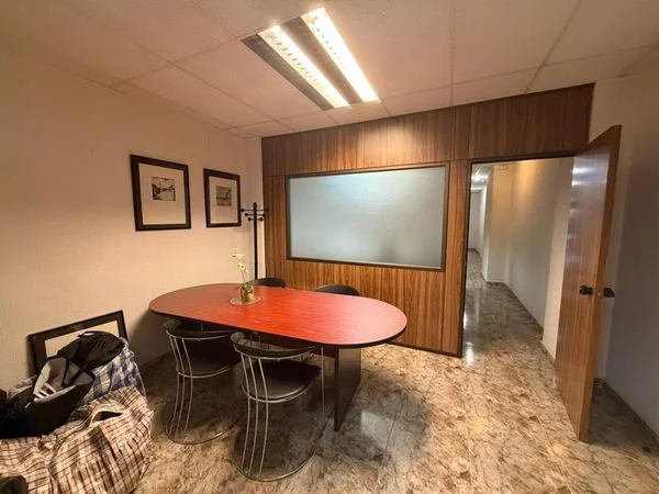 Central interior office, 130 m²