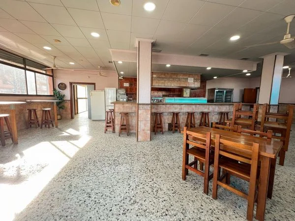 Local de hostelería a pie de calle, 311 m²