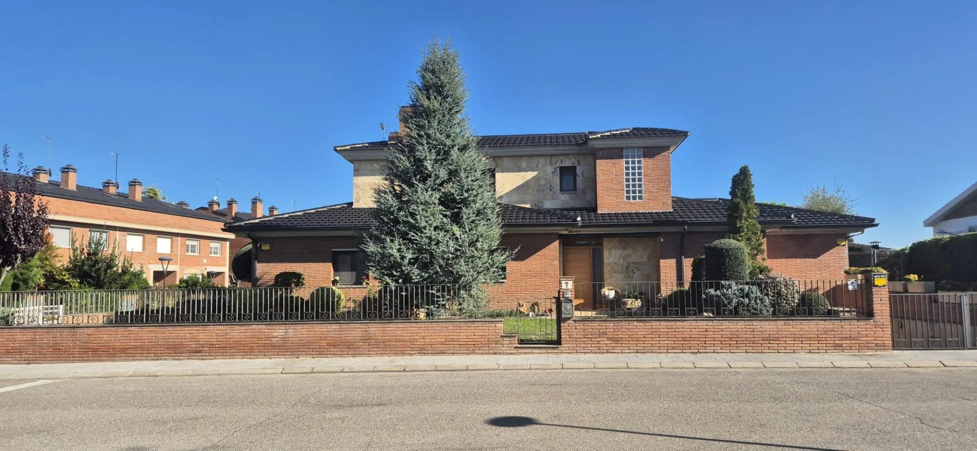 Spacious Alpicat townhouse, 375 m²