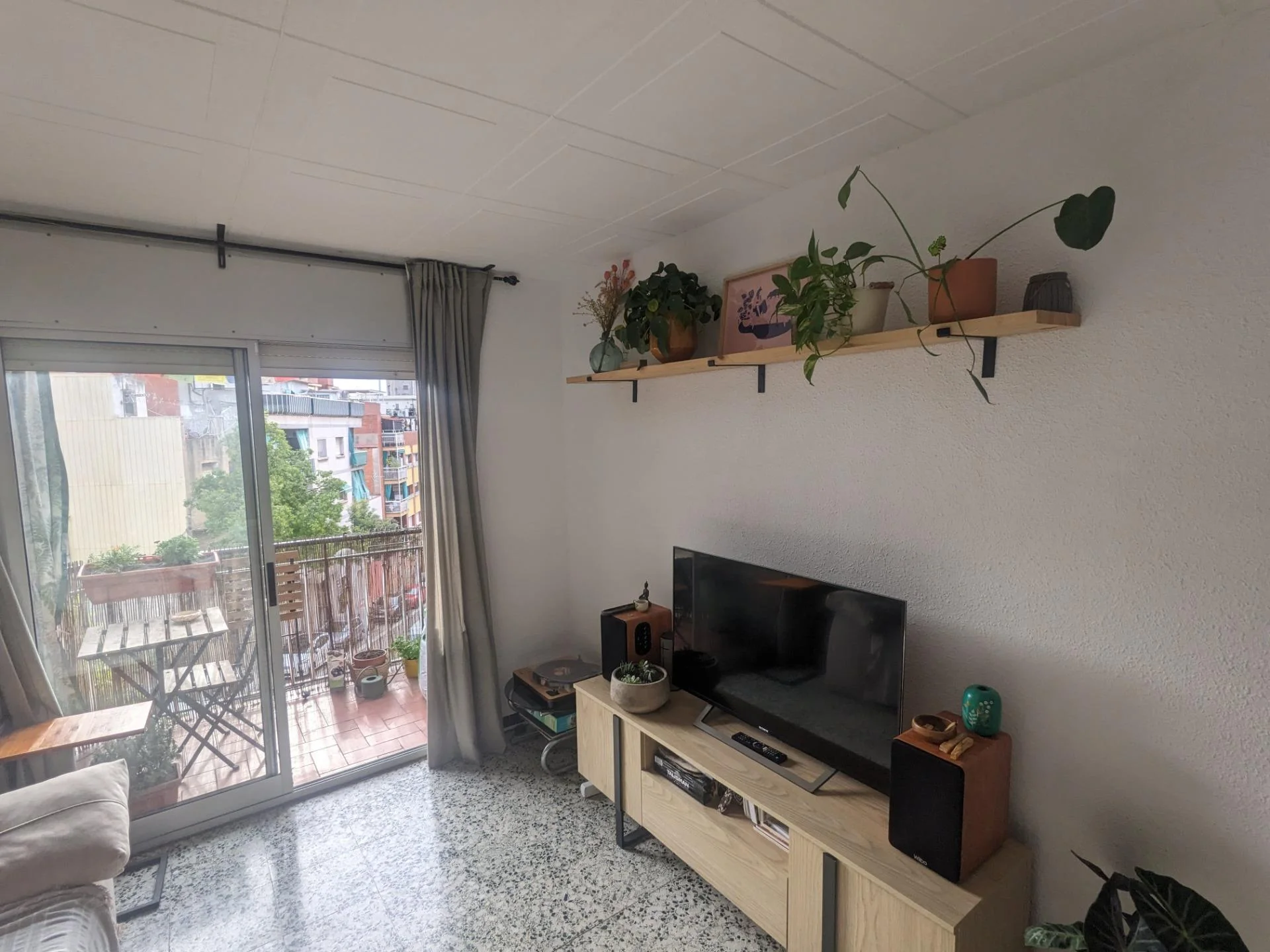 Bright Badalona flat with three bedrooms