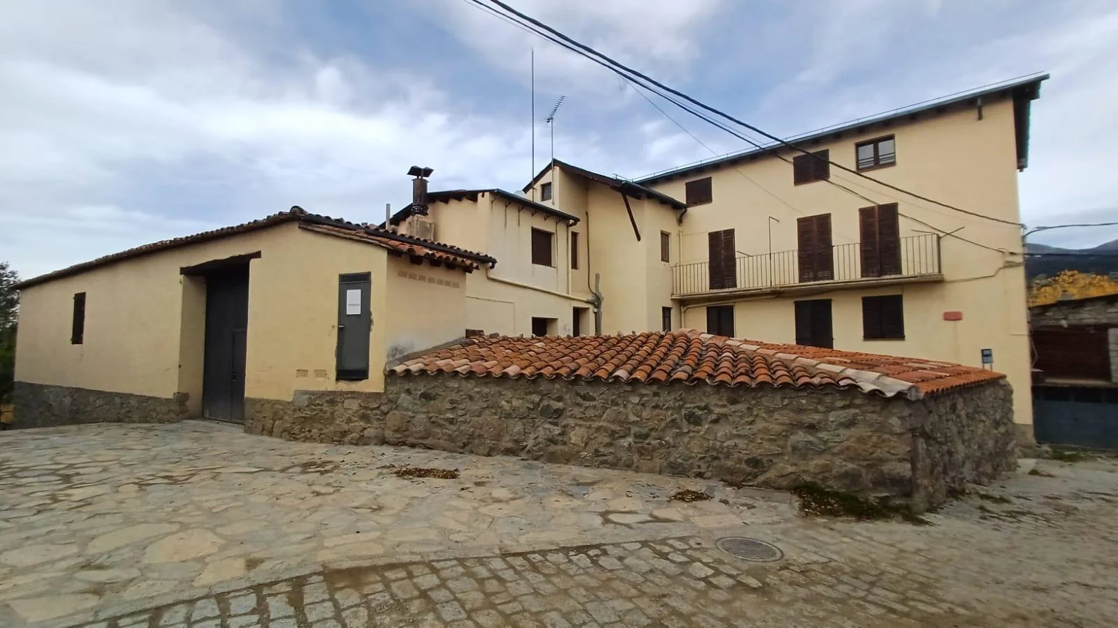Historic 15-room hotel with expansion potential