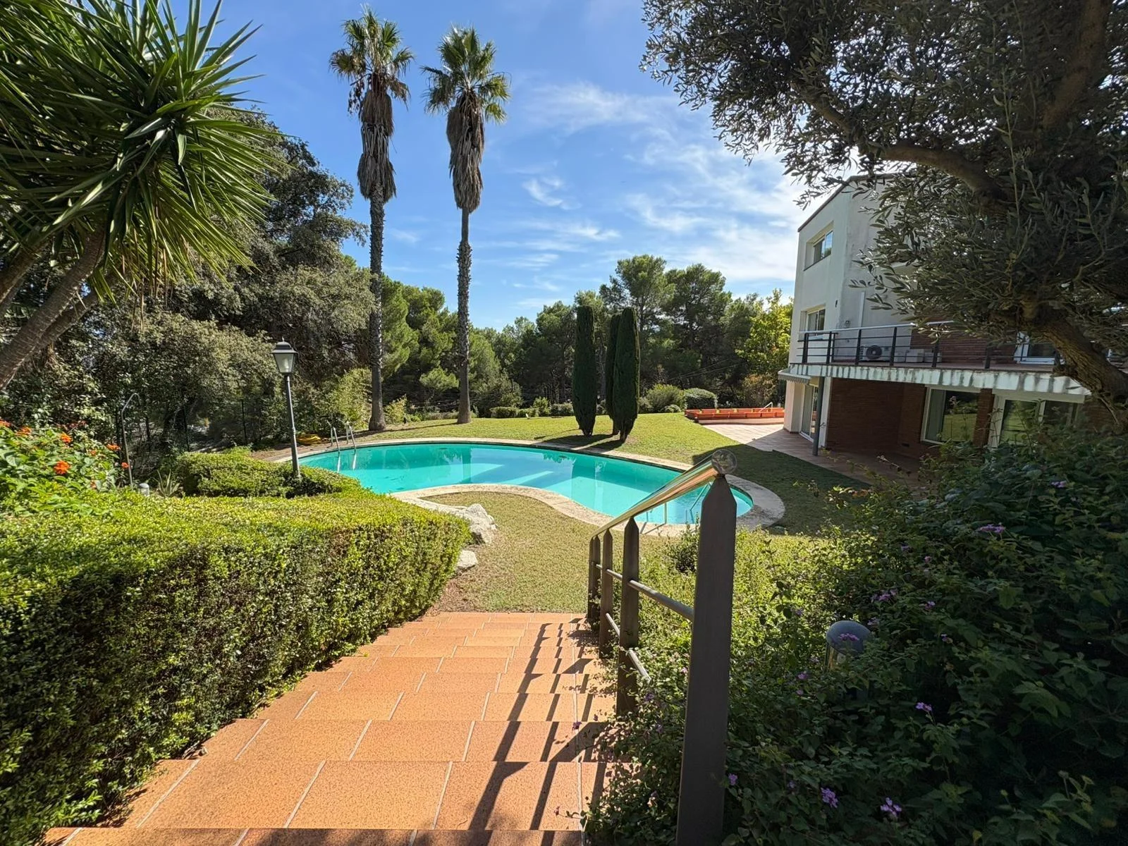 Chalet con piscina y vistas al mar