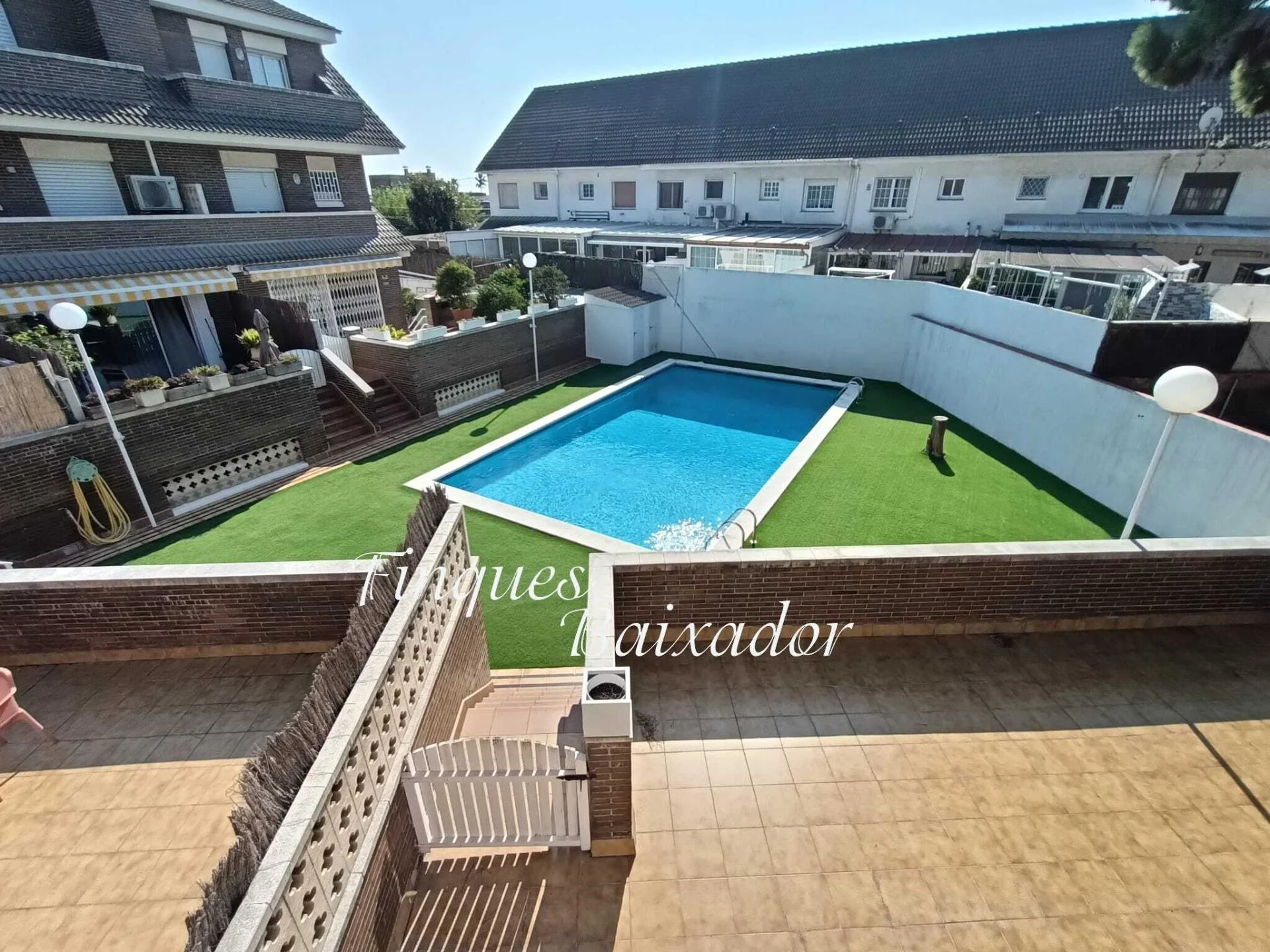 Casa costera con piscina y cinco dormitorios