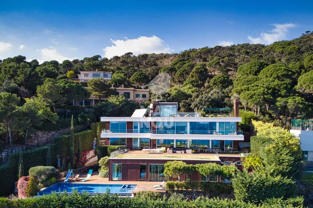 Luxury beachfront villa with 5 bedrooms