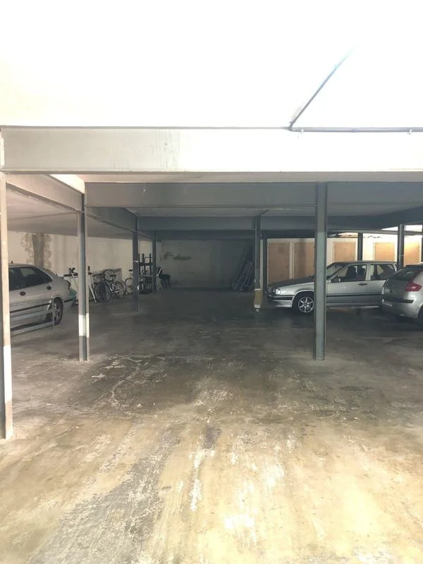Large-car parking space in Tiana