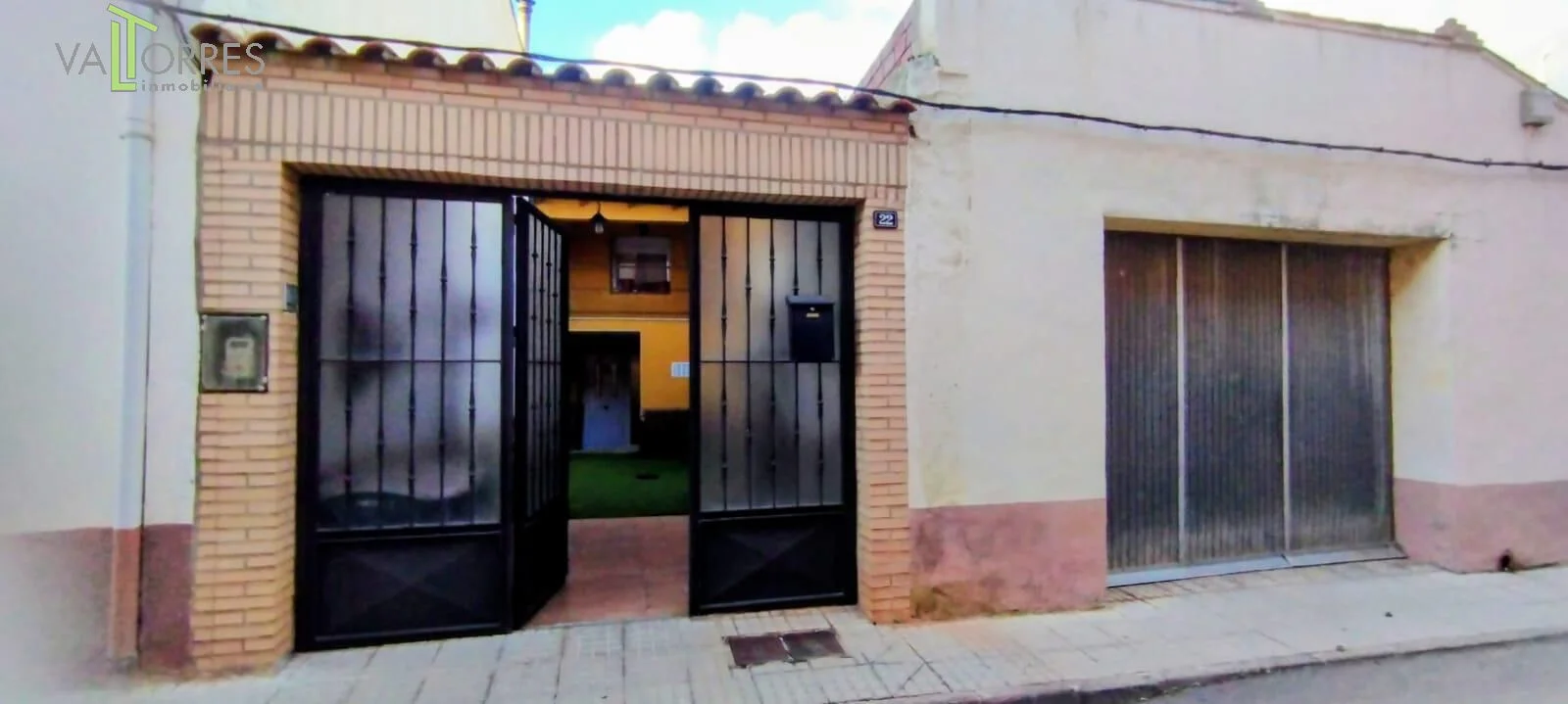 Casa lista para entrar con cinco dormitorios