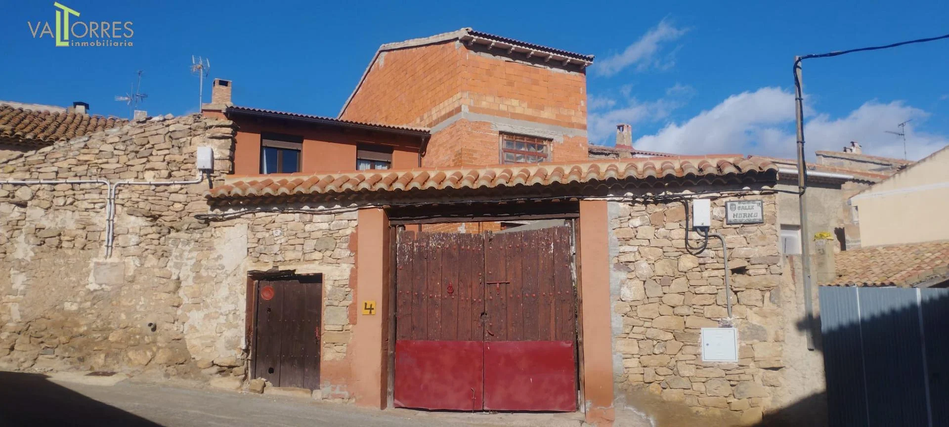 Rehabilitated Singra house with 118 m²
