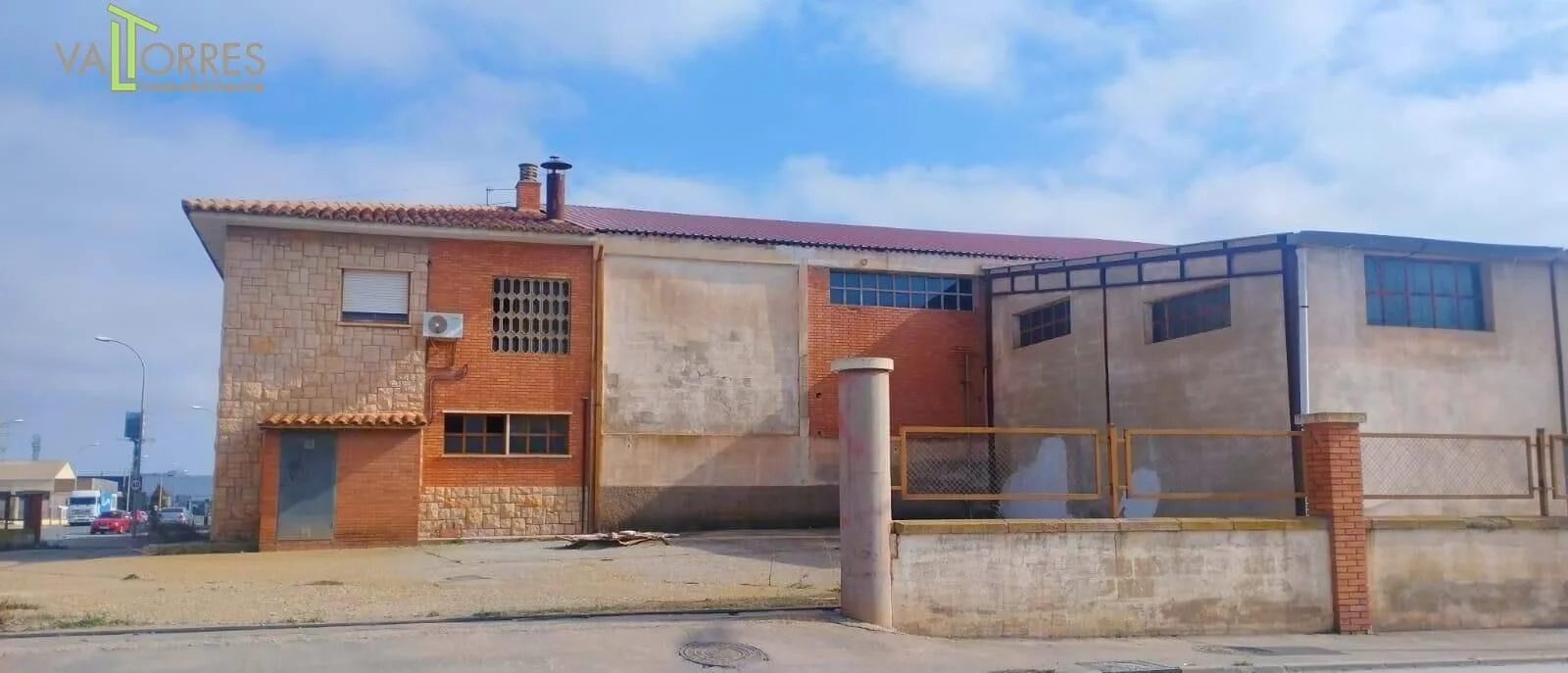 Nave industrial con edificio de oficinas