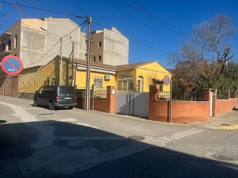 Casa actualizada en Rosselló con potencial urbano