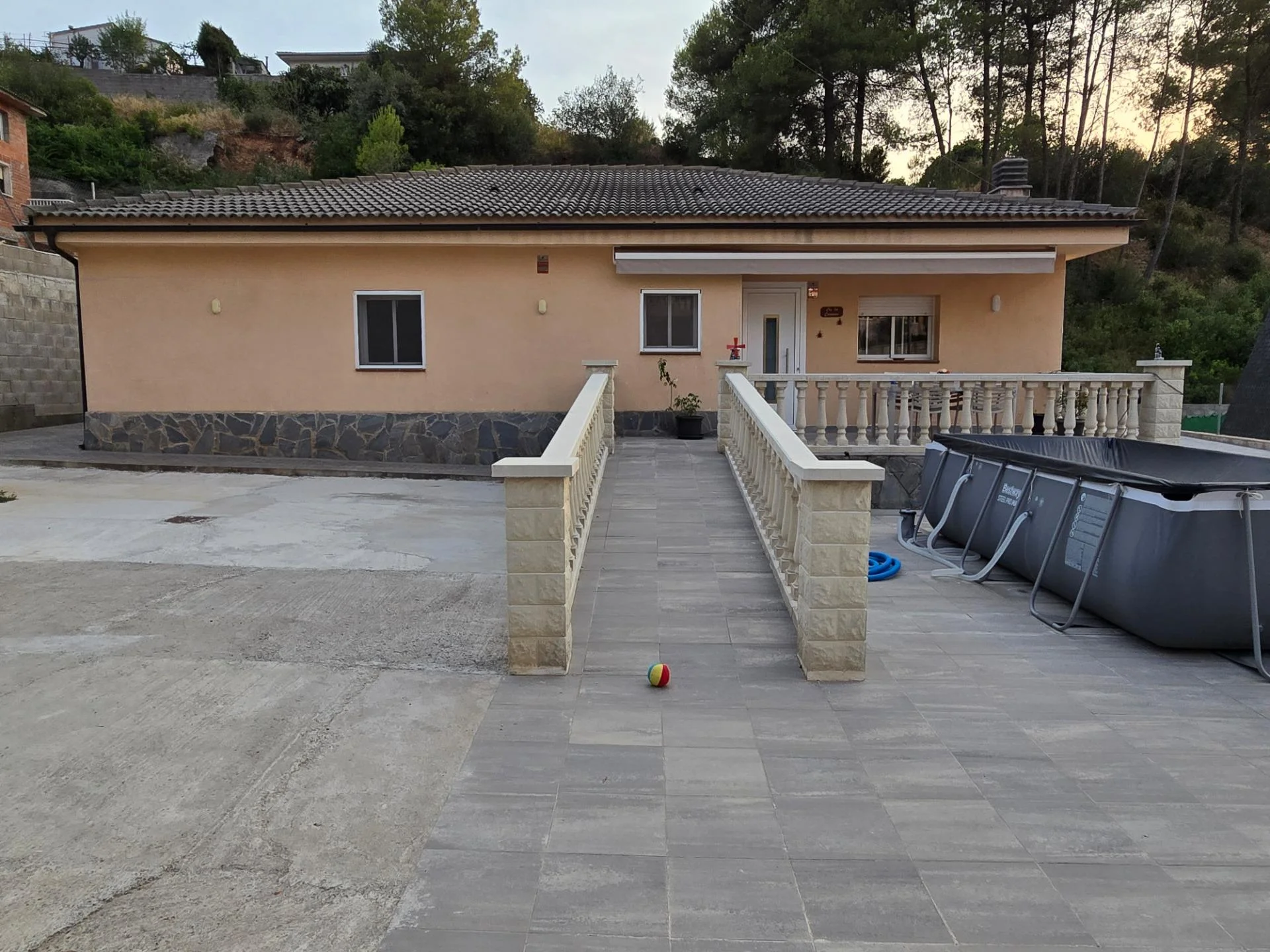 Casa de una planta con parcela de 720 m²