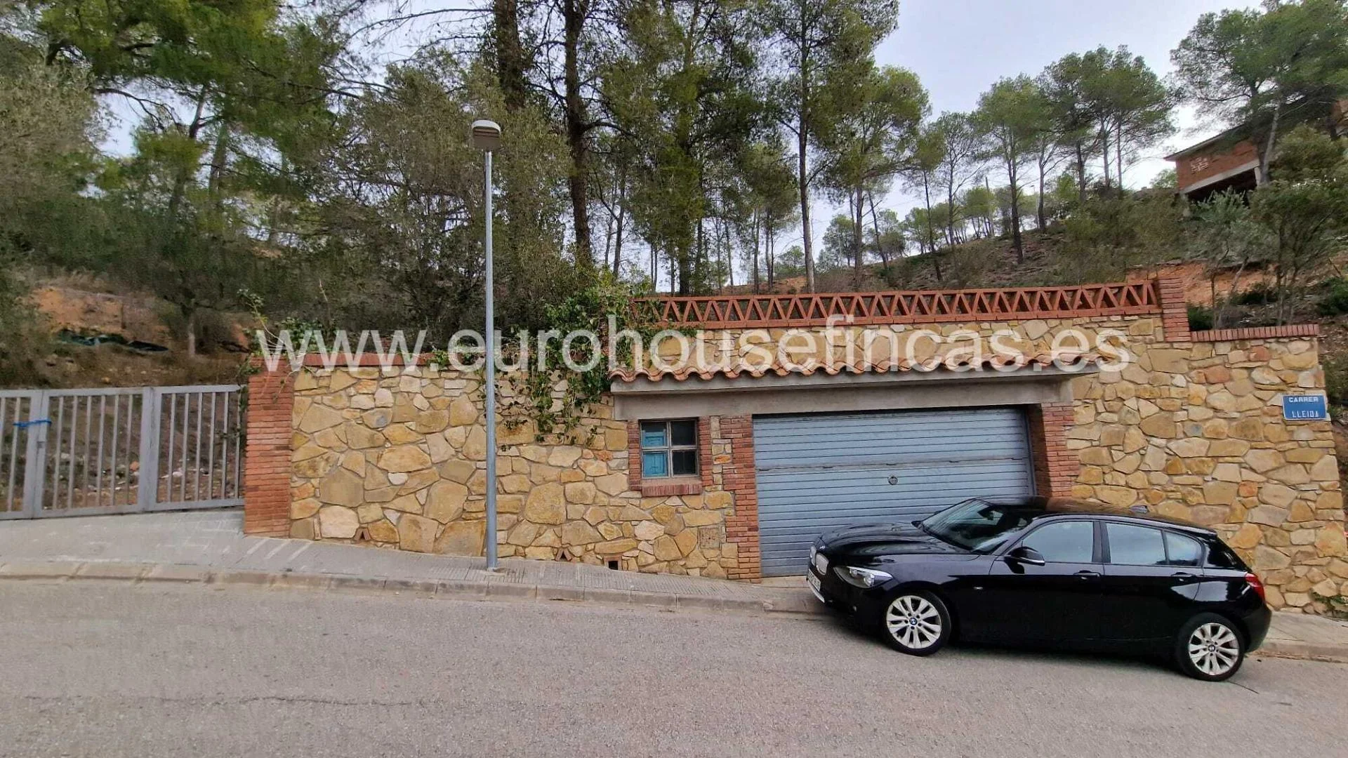 Urban plot with 20 m² garage
