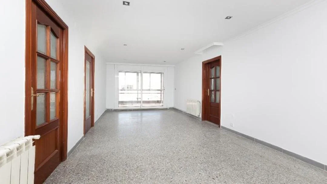 Tenanted four-bedroom flat in El Prat