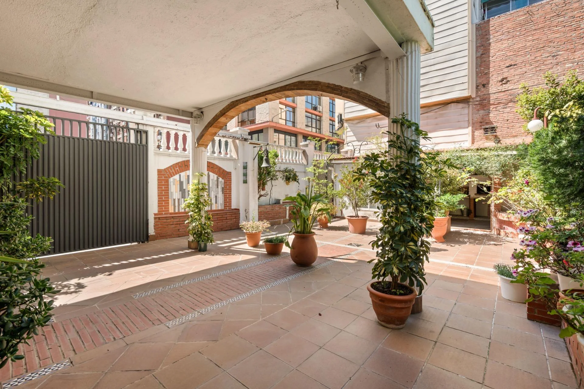 Reformed corner townhouse, five bedrooms