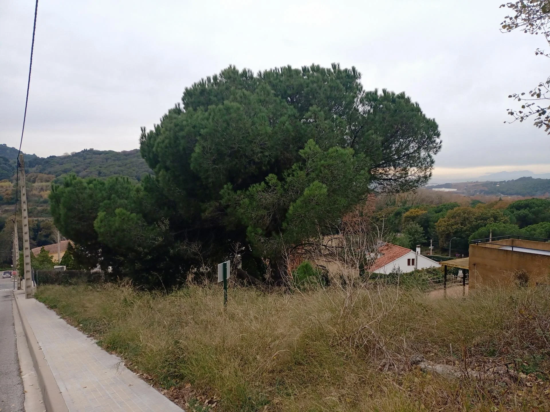 Developable corner plot, 839 m²