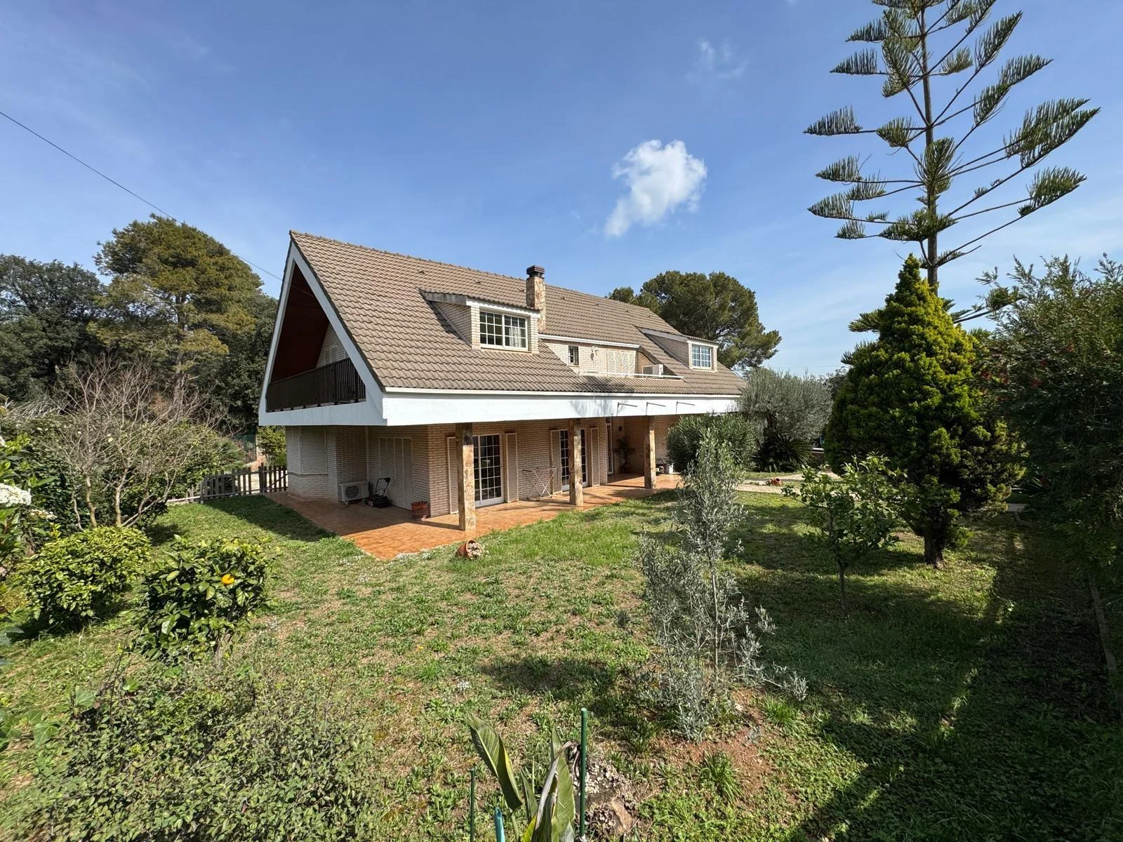 Five-bedroom house with private pool
