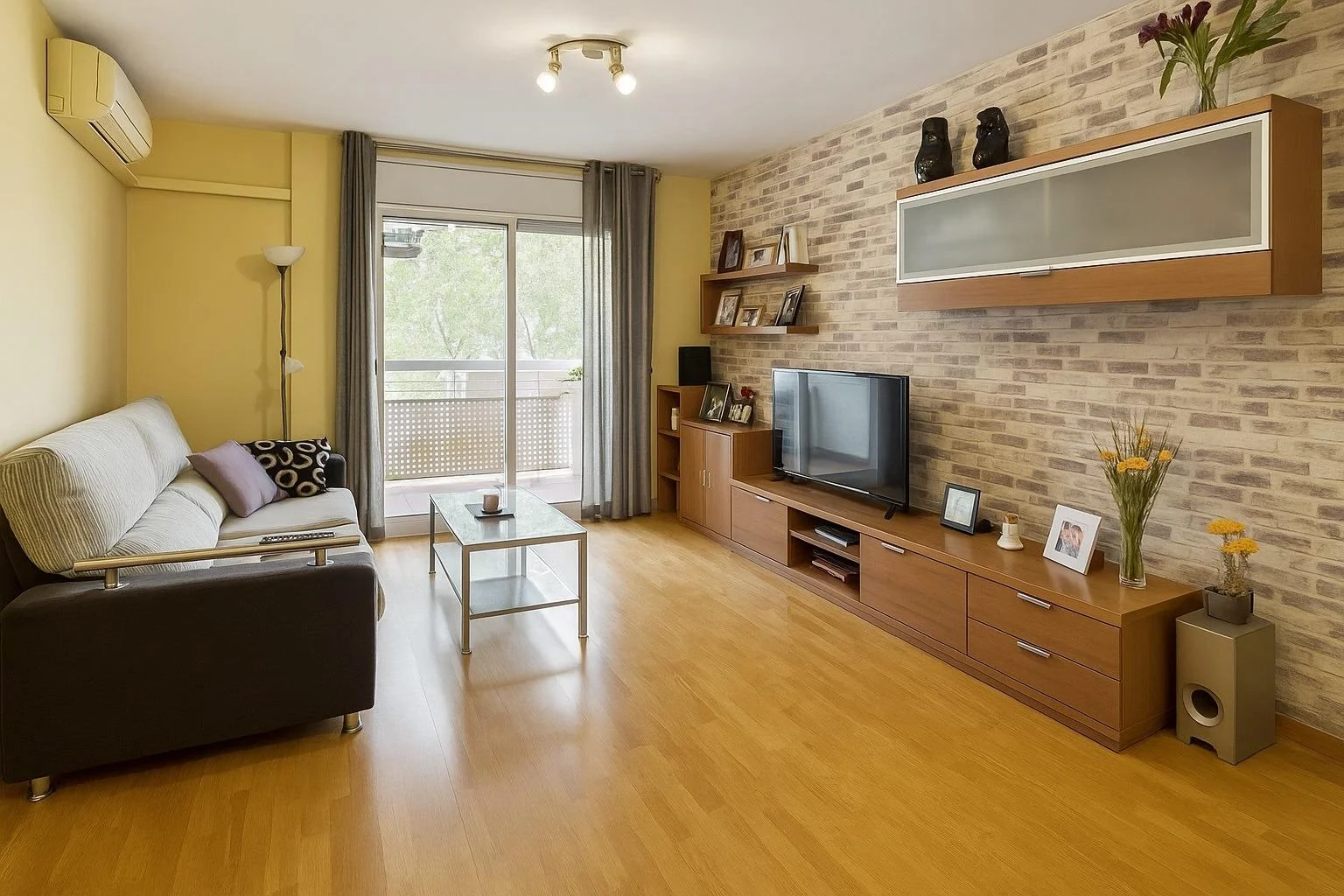 Bright Palleja flat with parking