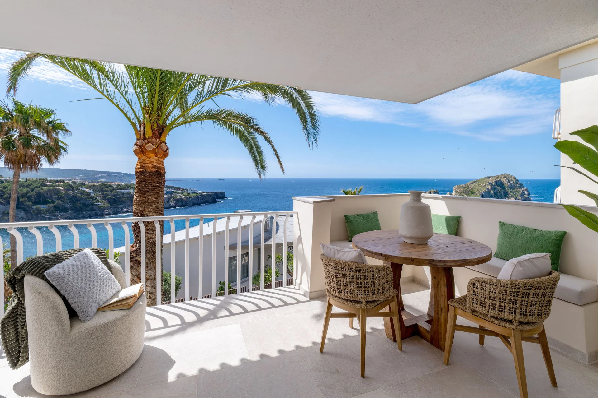 Renovated sea-view apartment, 3 bedrooms