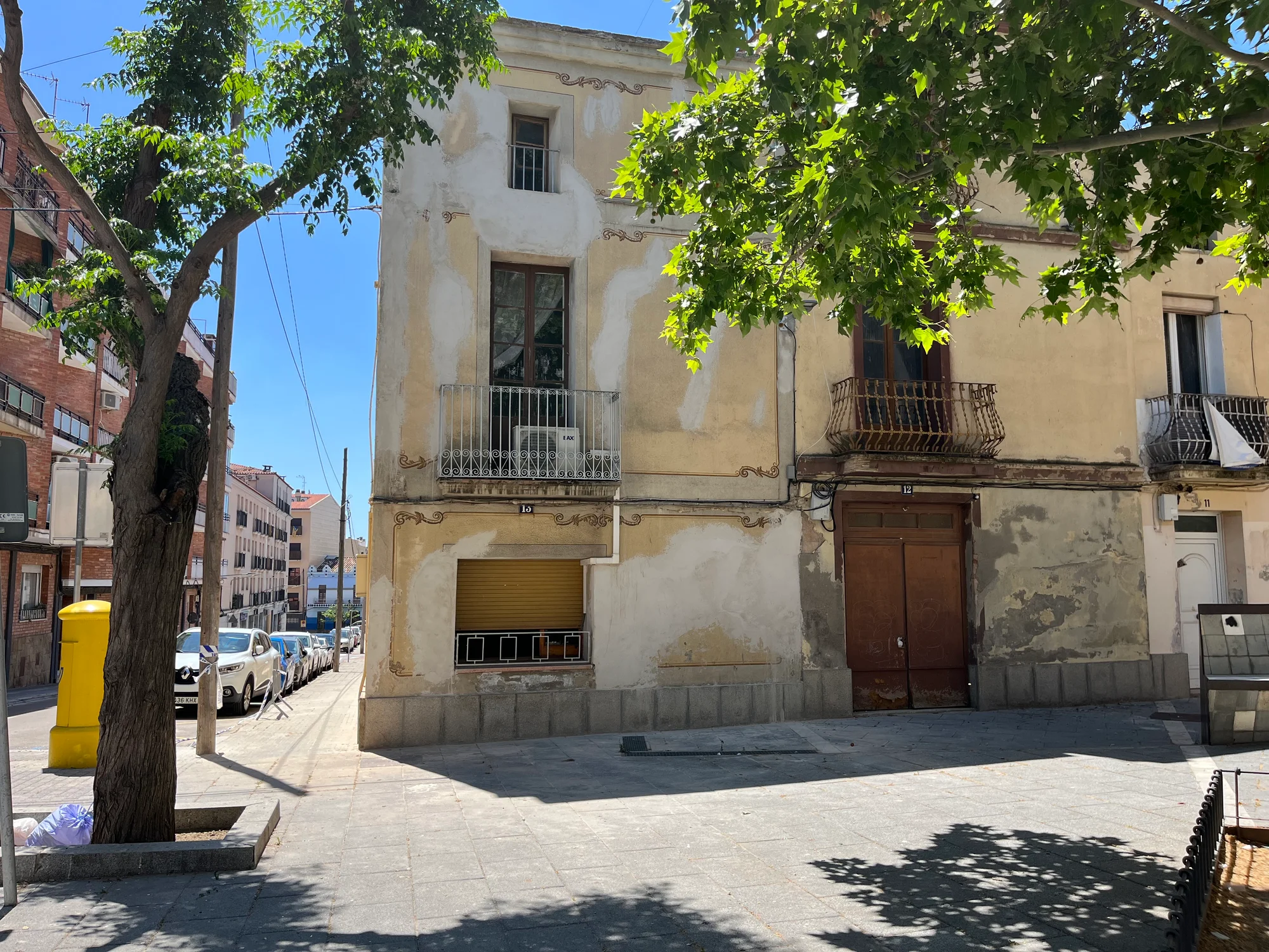 Three-storey corner house, 329 m²