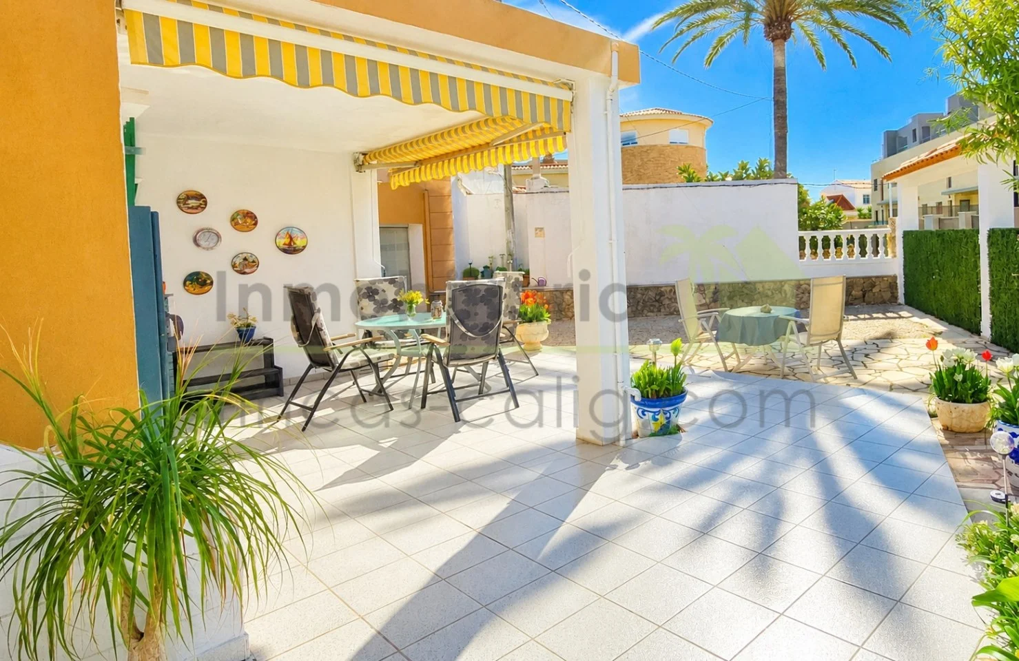Coastal chalet with 517 m² plot