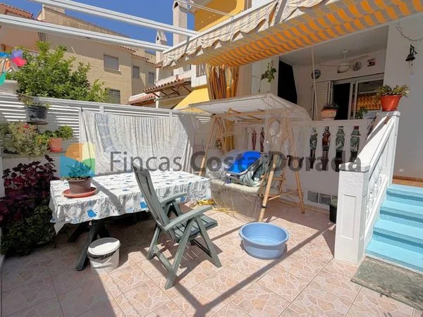 South-facing townhouse near station, three bedrooms