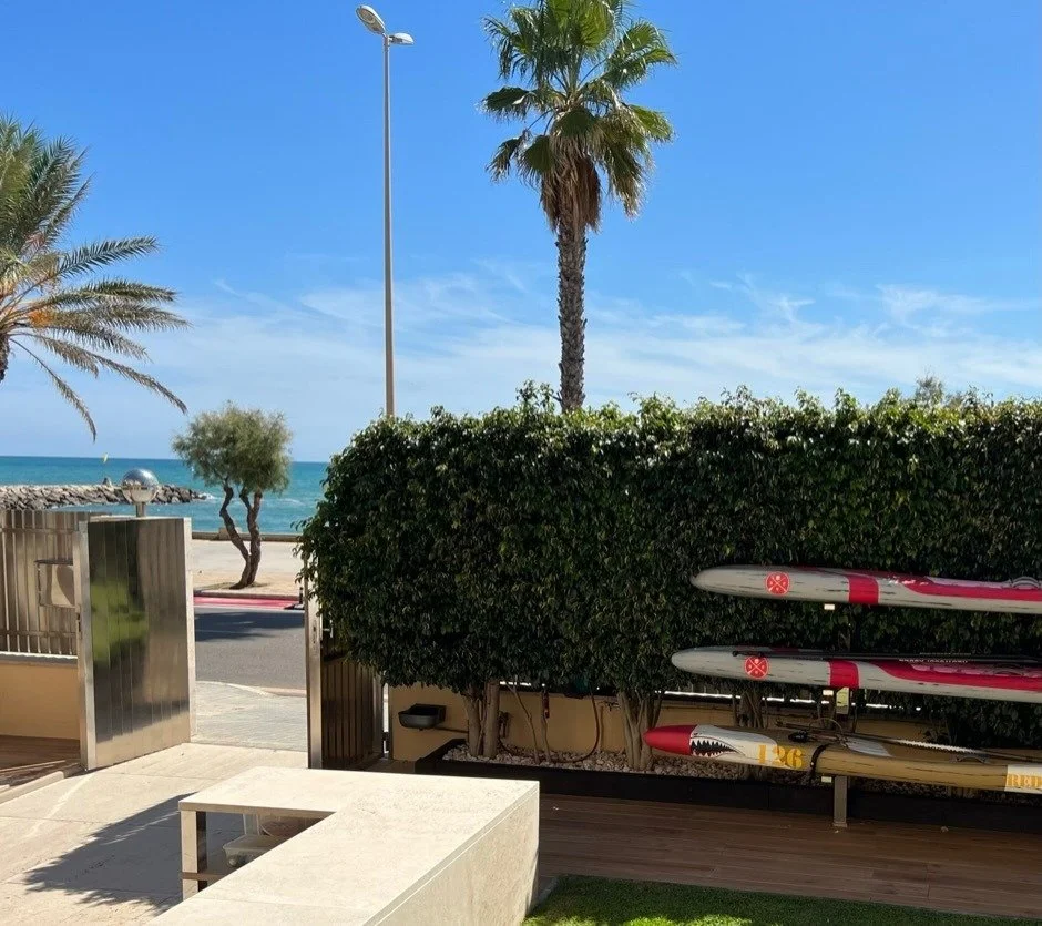 Villa reformada en Vinyet con vistas al mar