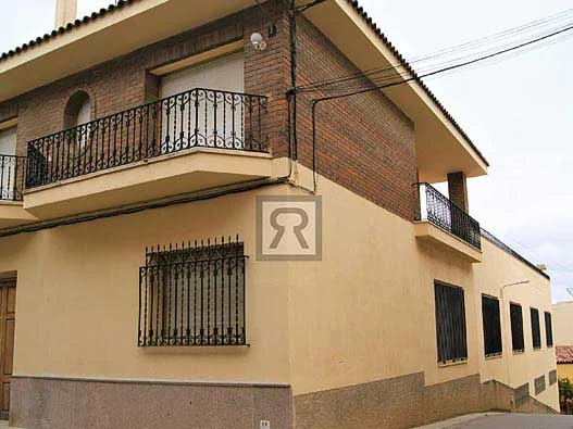 Edificio mixto en Batea con almacén