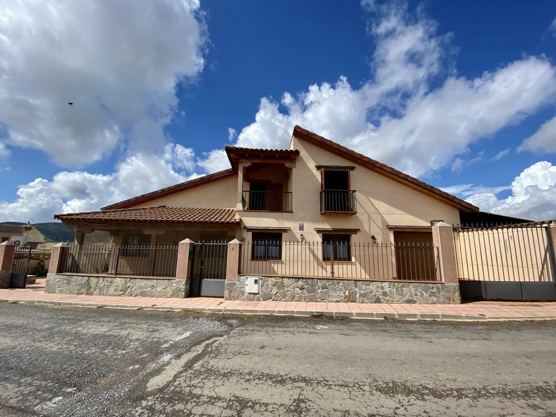 Casa independiente excelente, 4 dormitorios