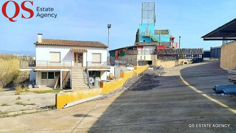 Complejo hotelero inactivo con nave