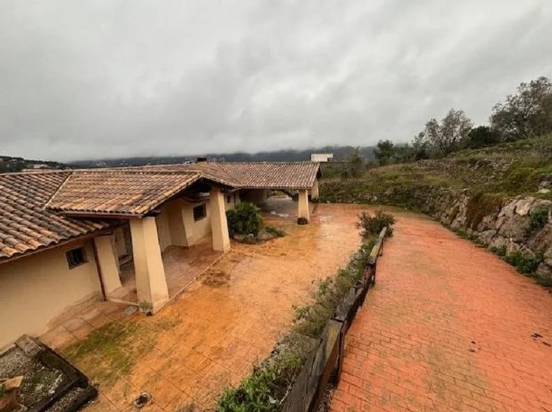 Casa con vistas a montaña y potencial de reforma