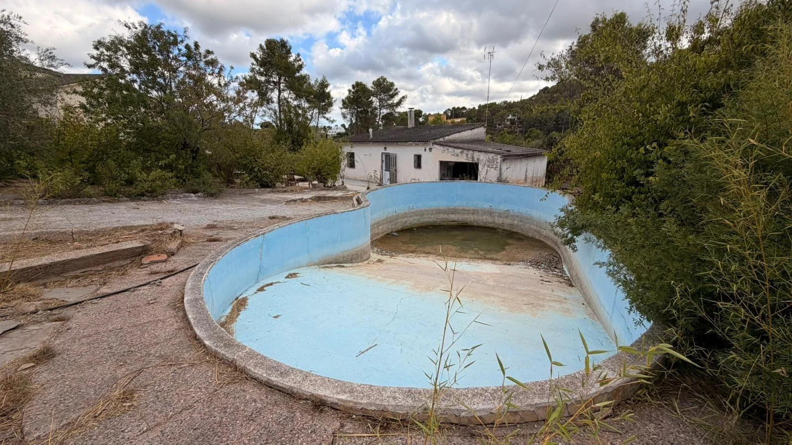 Casa de una planta con piscina privada