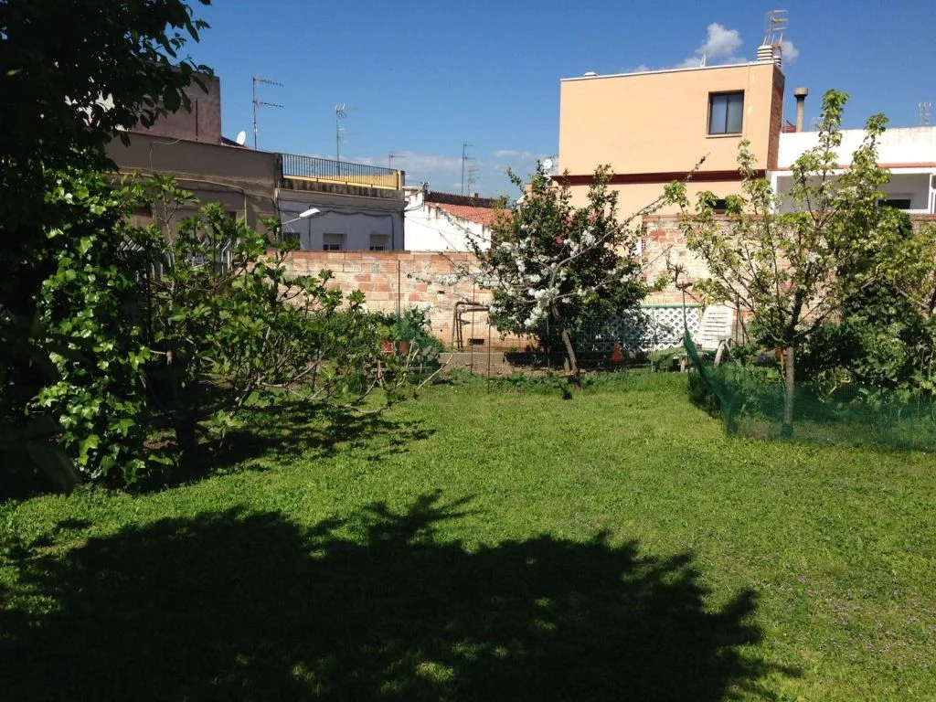 Parcela urbana con construcción existente