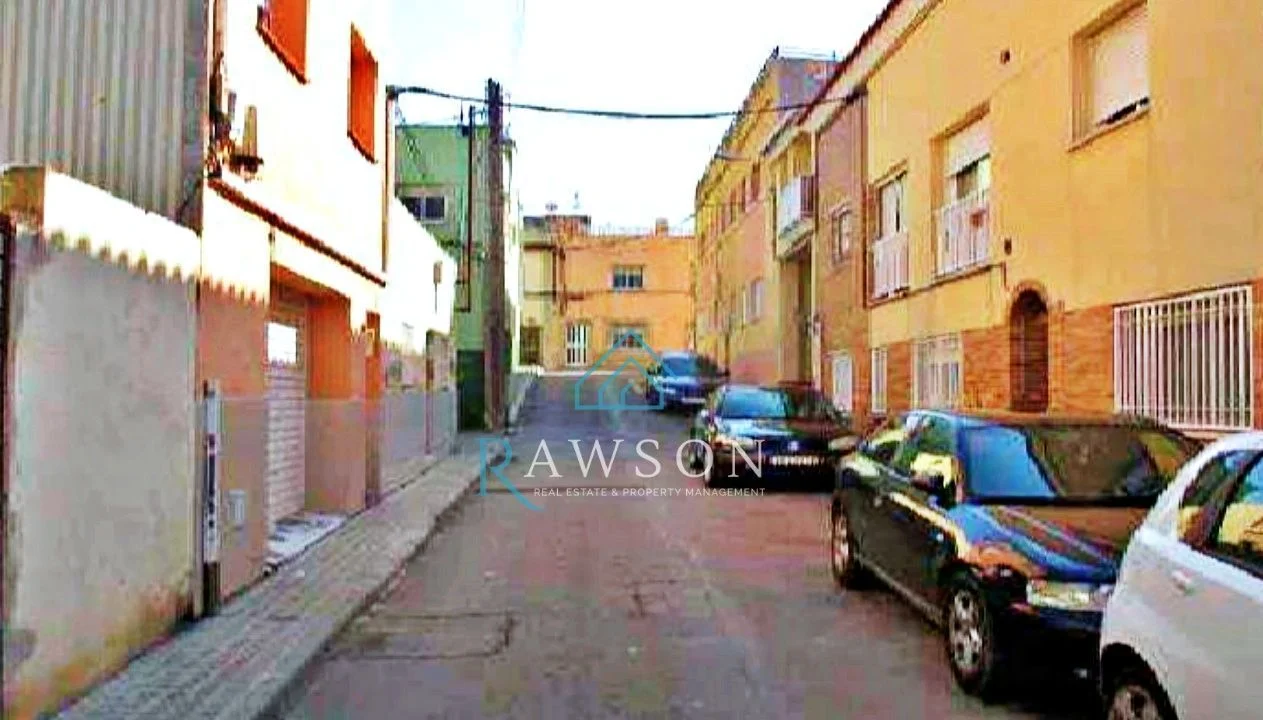Solar urbano con vivienda existente