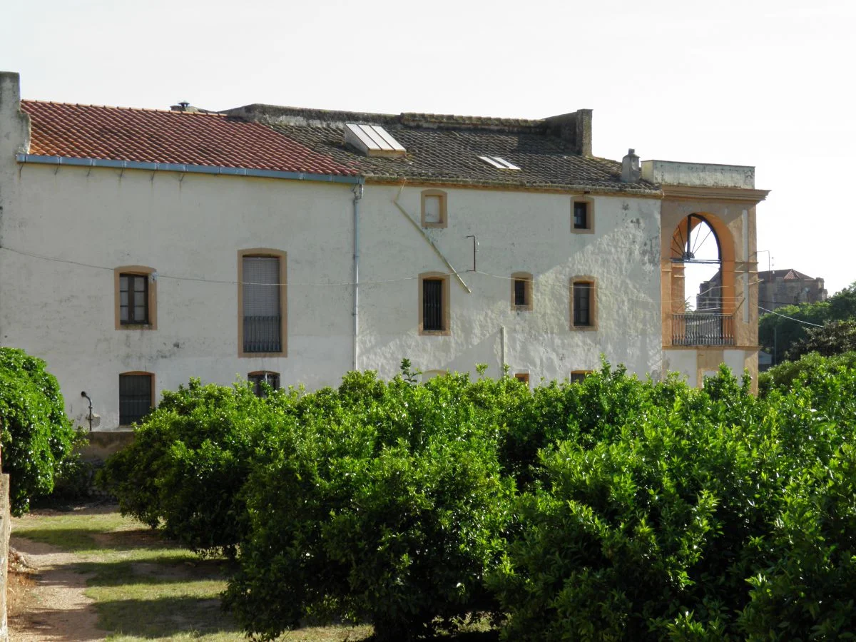 Masía histórica con terreno agrícola
